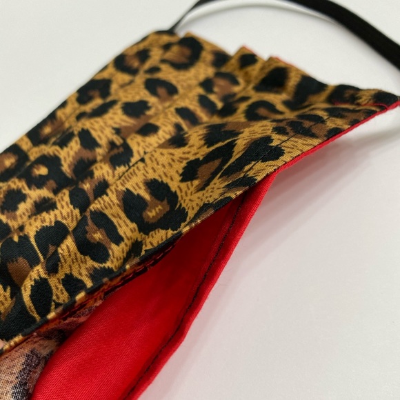REVERSIBLE Cheetah Leopard Print Pleated Face Mask - Picture 4 of 4